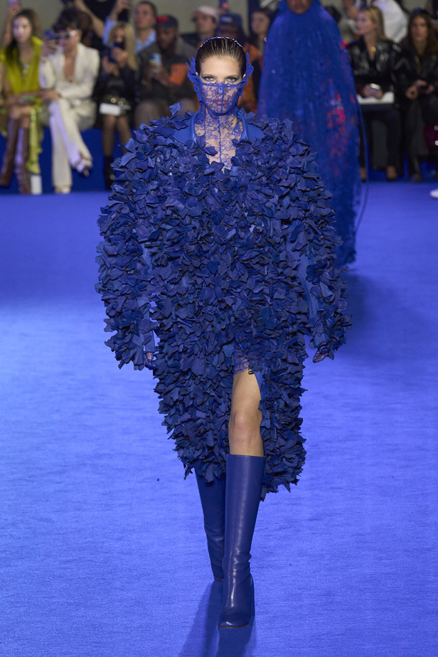 عرض أزياء Off-White لربيع وصيف 2023.. موضة الجلد والنقشات النافرة