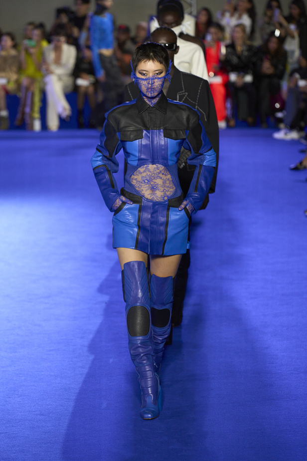 عرض أزياء Off-White لربيع وصيف 2023.. موضة الجلد والنقشات النافرة