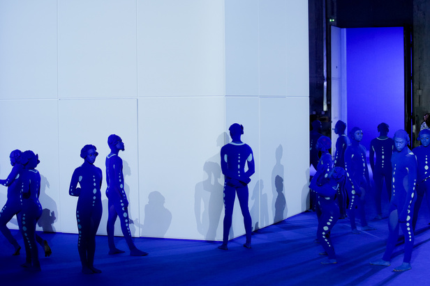 عرض أزياء Off-White لربيع وصيف 2023.. موضة الجلد والنقشات النافرة