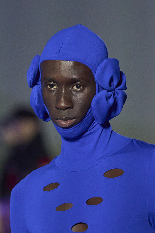 عرض أزياء Off-White لربيع وصيف 2023.. موضة الجلد والنقشات النافرة