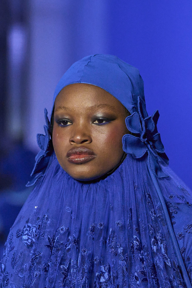 عرض أزياء Off-White لربيع وصيف 2023.. موضة الجلد والنقشات النافرة