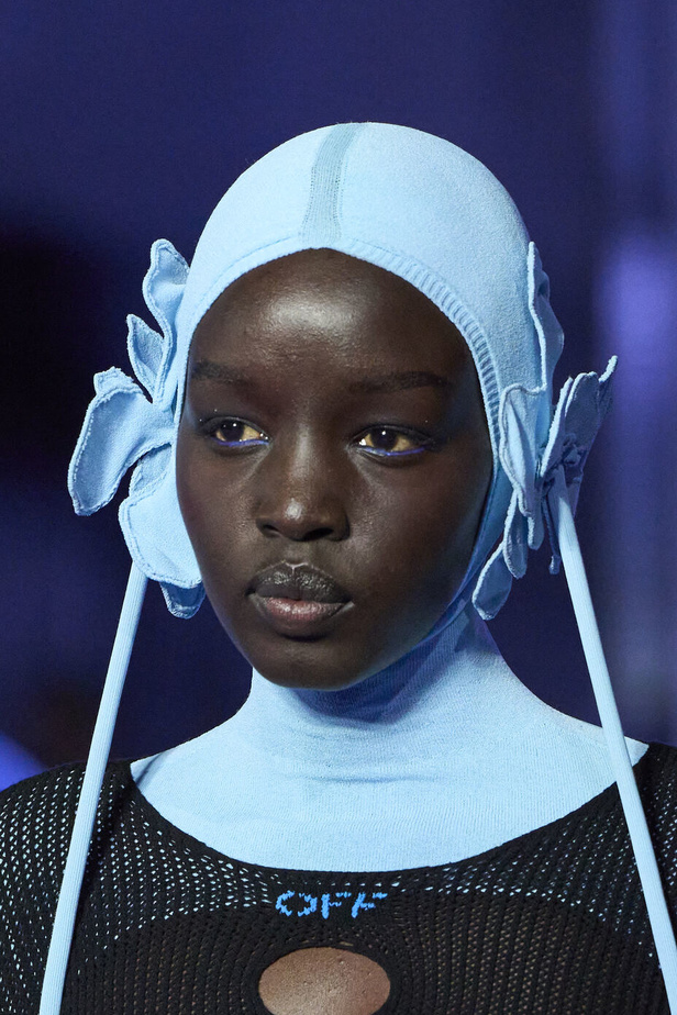 عرض أزياء Off-White لربيع وصيف 2023.. موضة الجلد والنقشات النافرة