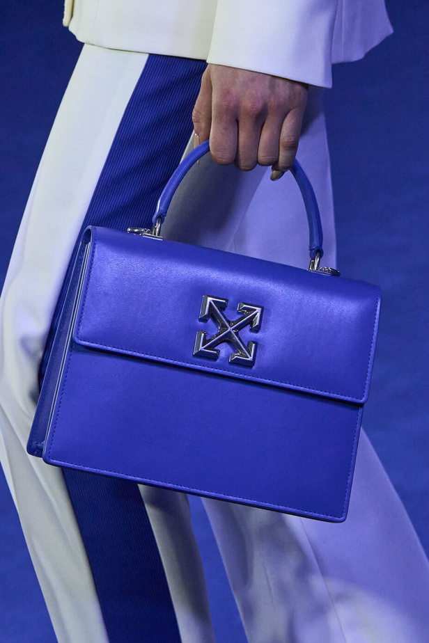 عرض أزياء Off-White لربيع وصيف 2023.. موضة الجلد والنقشات النافرة