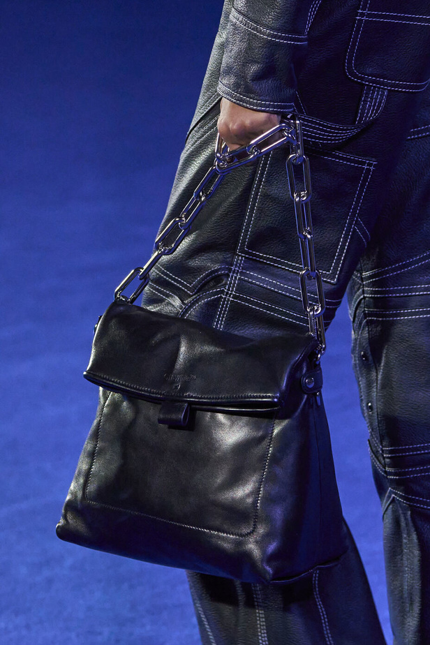 عرض أزياء Off-White لربيع وصيف 2023.. موضة الجلد والنقشات النافرة