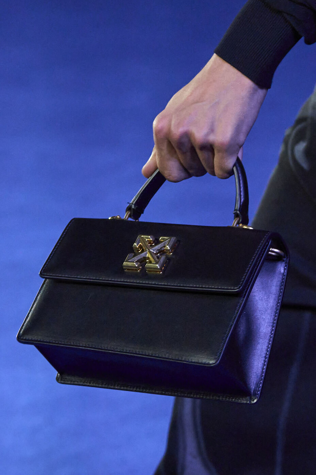 عرض أزياء Off-White لربيع وصيف 2023.. موضة الجلد والنقشات النافرة