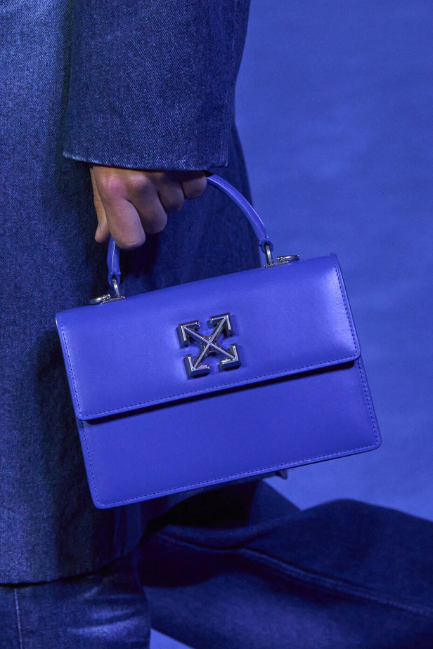 عرض أزياء Off-White لربيع وصيف 2023.. موضة الجلد والنقشات النافرة