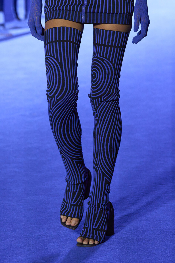 عرض أزياء Off-White لربيع وصيف 2023.. موضة الجلد والنقشات النافرة