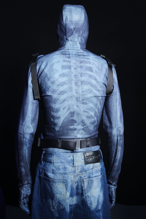 عرض أزياء Off-White لربيع وصيف 2023.. موضة الجلد والنقشات النافرة