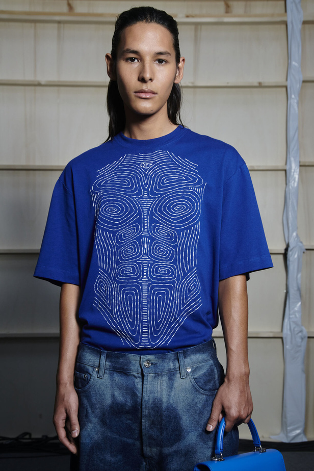 عرض أزياء Off-White لربيع وصيف 2023.. موضة الجلد والنقشات النافرة