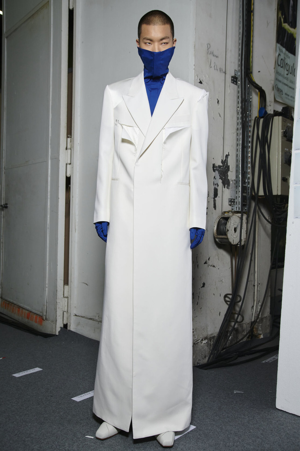 عرض أزياء Off-White لربيع وصيف 2023.. موضة الجلد والنقشات النافرة