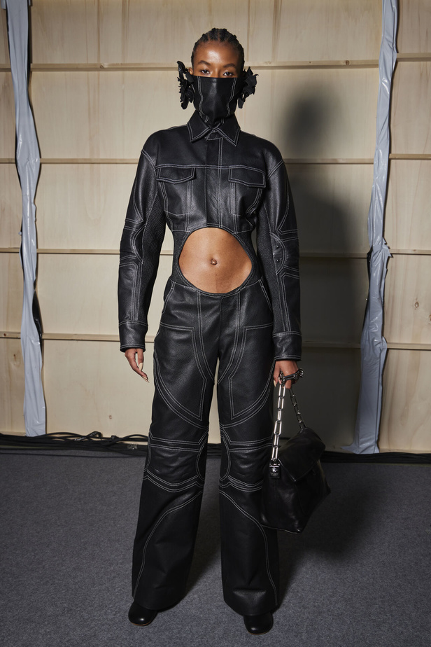 عرض أزياء Off-White لربيع وصيف 2023.. موضة الجلد والنقشات النافرة