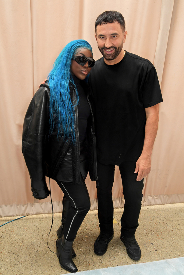 مجموعة Burberry لربيع 2023 أناقة صيفية بلمسة بريطانية 