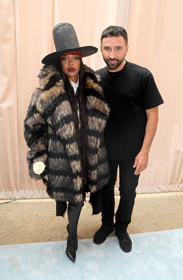 مجموعة Burberry لربيع 2023 أناقة صيفية بلمسة بريطانية 