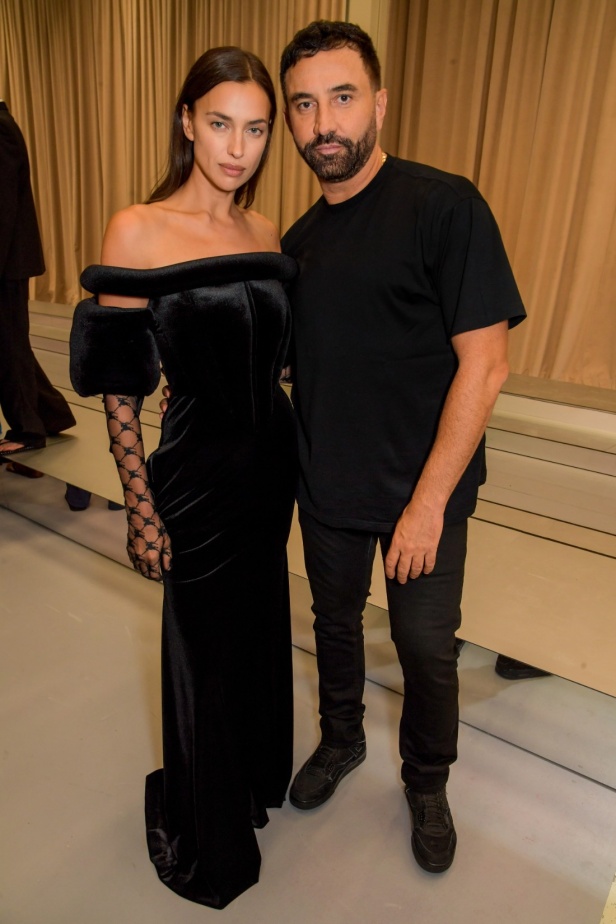 مجموعة Burberry لربيع 2023 أناقة صيفية بلمسة بريطانية 