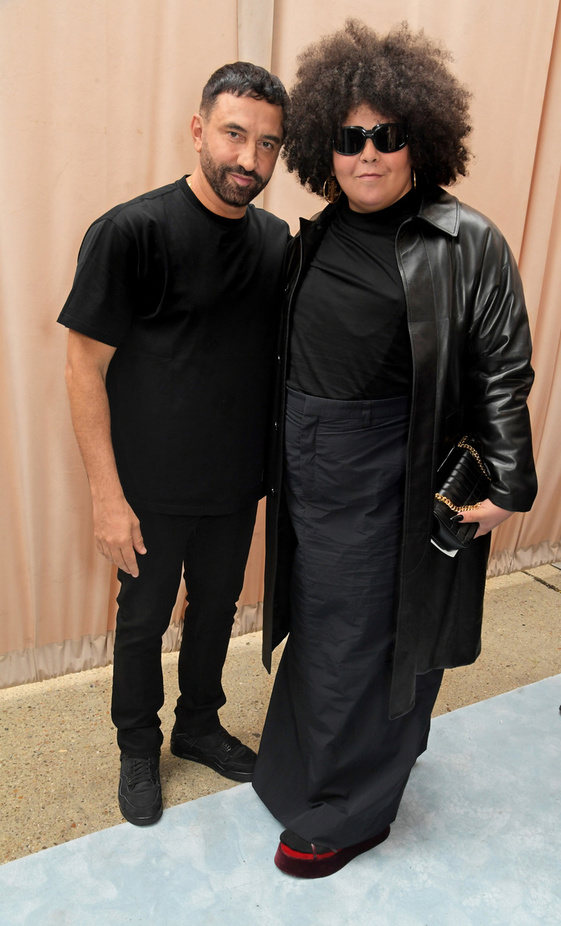 مجموعة Burberry لربيع 2023 أناقة صيفية بلمسة بريطانية 