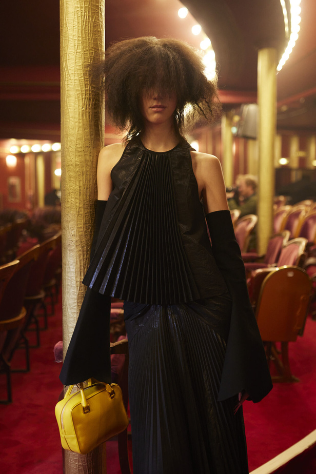 اكسسوارات غريبة وصيحات ملفتة ظهرت في عرض أزياء Rochas  لربيع وصيف 2023  