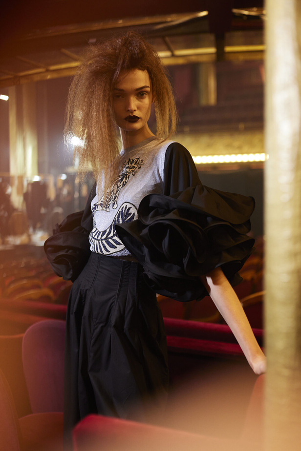 اكسسوارات غريبة وصيحات ملفتة ظهرت في عرض أزياء Rochas  لربيع وصيف 2023  