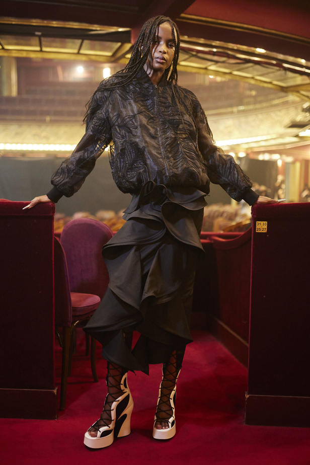 اكسسوارات غريبة وصيحات ملفتة ظهرت في عرض أزياء Rochas  لربيع وصيف 2023  