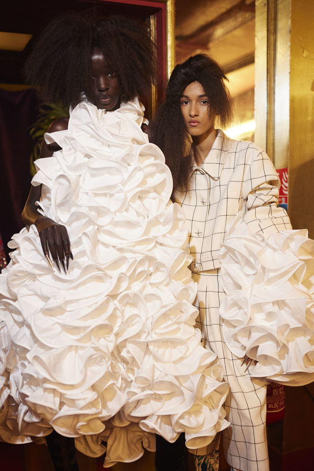 اكسسوارات غريبة وصيحات ملفتة ظهرت في عرض أزياء Rochas  لربيع وصيف 2023  