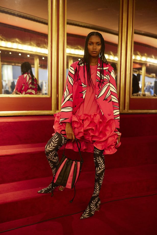 اكسسوارات غريبة وصيحات ملفتة ظهرت في عرض أزياء Rochas  لربيع وصيف 2023  