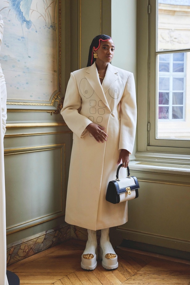 للمرأة الفريدة.. مجموعة Schiaparelli بتفاصيلها الصارخة لربيع وصيف 2023