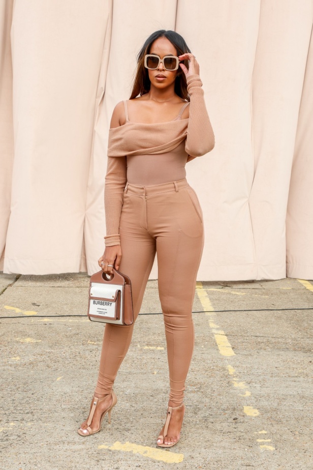 مجموعة Burberry لربيع 2023 أناقة صيفية بلمسة بريطانية 