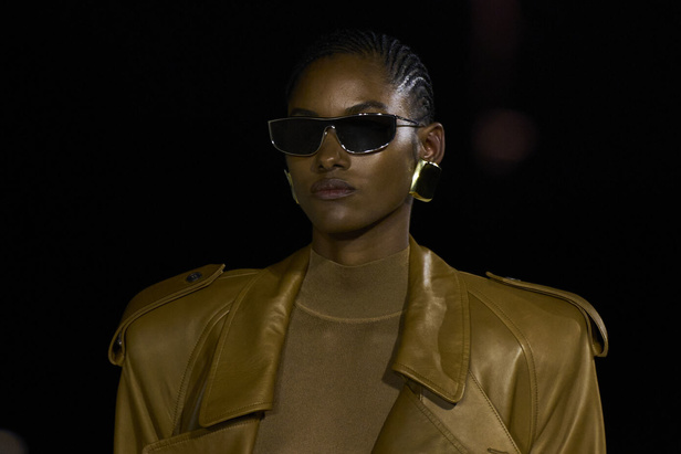 مجموعة Saint Laurent لربيع وصيف 2023.. أناقة الثمانينيات بقصات فاخرة
