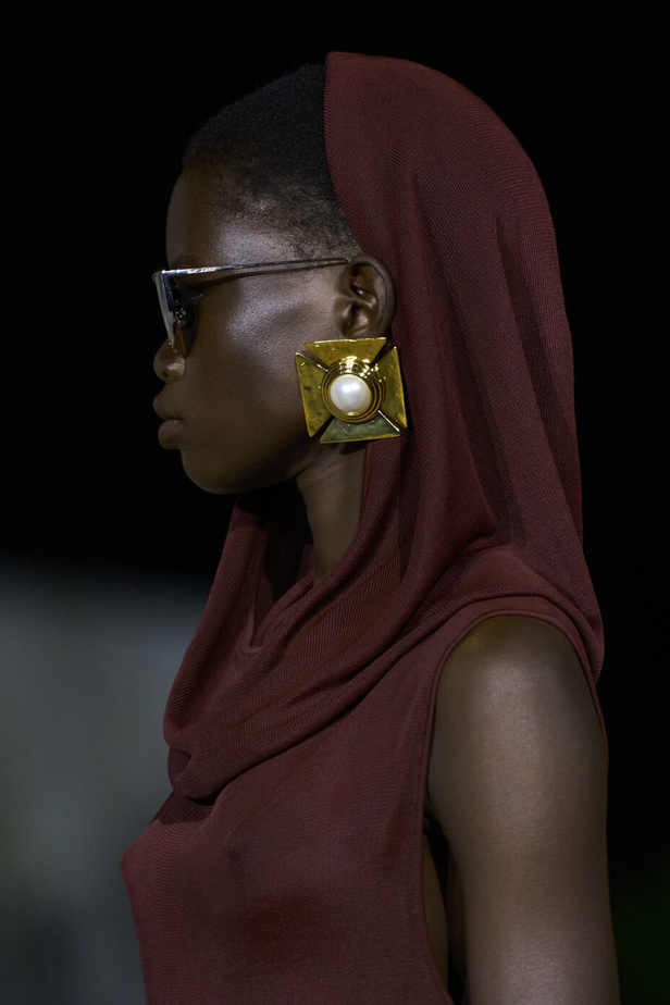 مجموعة Saint Laurent لربيع وصيف 2023.. أناقة الثمانينيات بقصات فاخرة