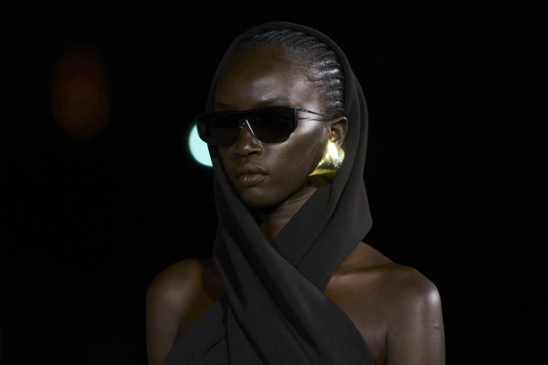 مجموعة Saint Laurent لربيع وصيف 2023.. أناقة الثمانينيات بقصات فاخرة