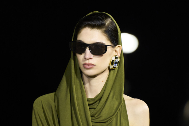 مجموعة Saint Laurent لربيع وصيف 2023.. أناقة الثمانينيات بقصات فاخرة