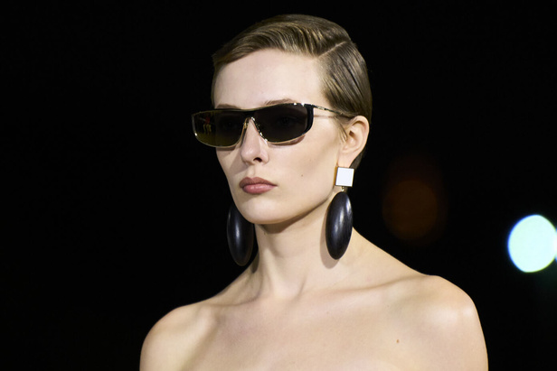 مجموعة Saint Laurent لربيع وصيف 2023.. أناقة الثمانينيات بقصات فاخرة