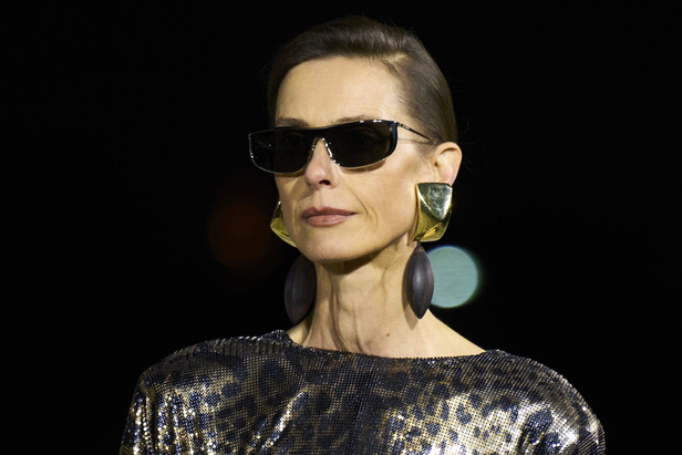 مجموعة Saint Laurent لربيع وصيف 2023.. أناقة الثمانينيات بقصات فاخرة