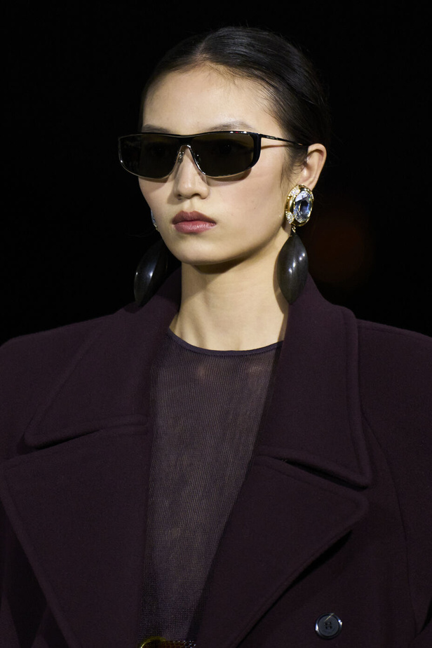 مجموعة Saint Laurent لربيع وصيف 2023.. أناقة الثمانينيات بقصات فاخرة