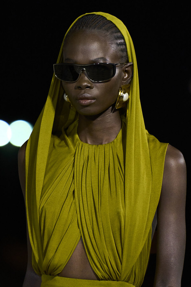 مجموعة Saint Laurent لربيع وصيف 2023.. أناقة الثمانينيات بقصات فاخرة