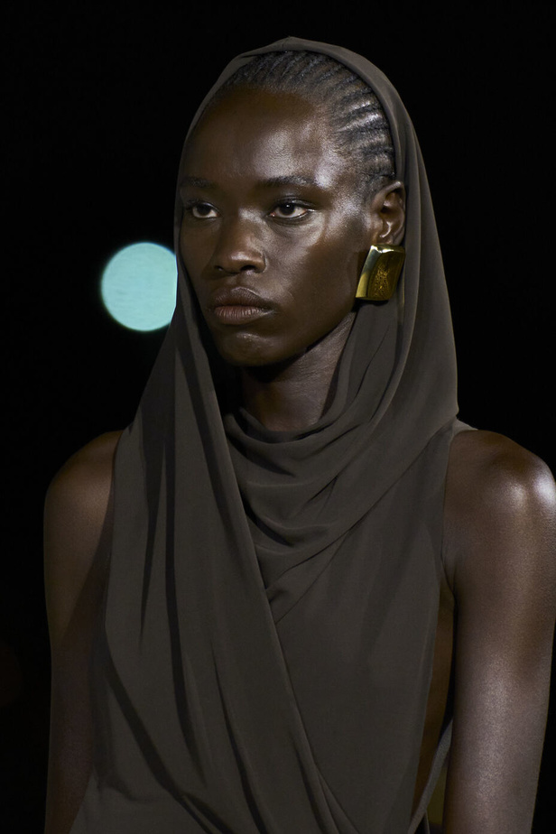 مجموعة Saint Laurent لربيع وصيف 2023.. أناقة الثمانينيات بقصات فاخرة