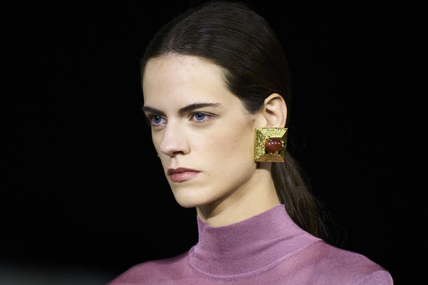 مجموعة Saint Laurent لربيع وصيف 2023.. أناقة الثمانينيات بقصات فاخرة