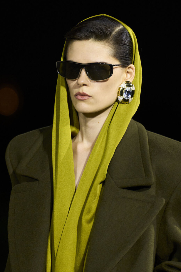 مجموعة Saint Laurent لربيع وصيف 2023.. أناقة الثمانينيات بقصات فاخرة