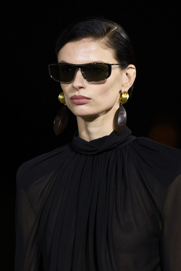 مجموعة Saint Laurent لربيع وصيف 2023.. أناقة الثمانينيات بقصات فاخرة