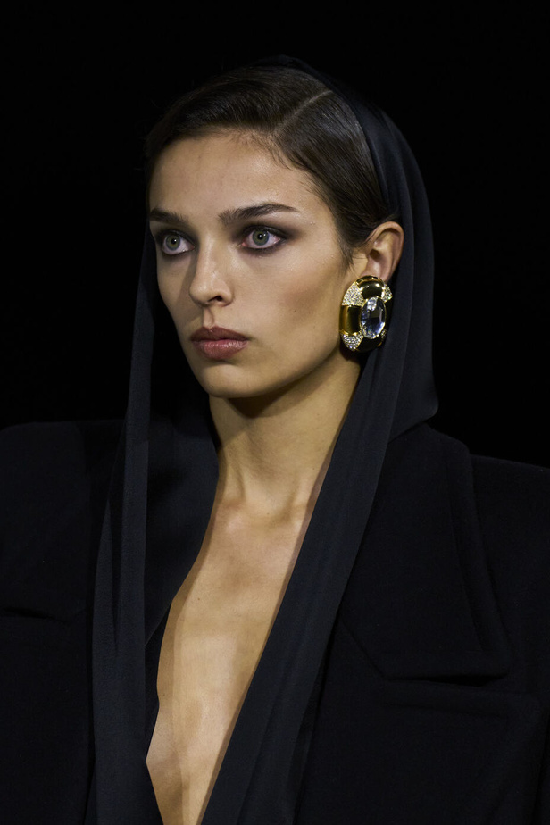 مجموعة Saint Laurent لربيع وصيف 2023.. أناقة الثمانينيات بقصات فاخرة