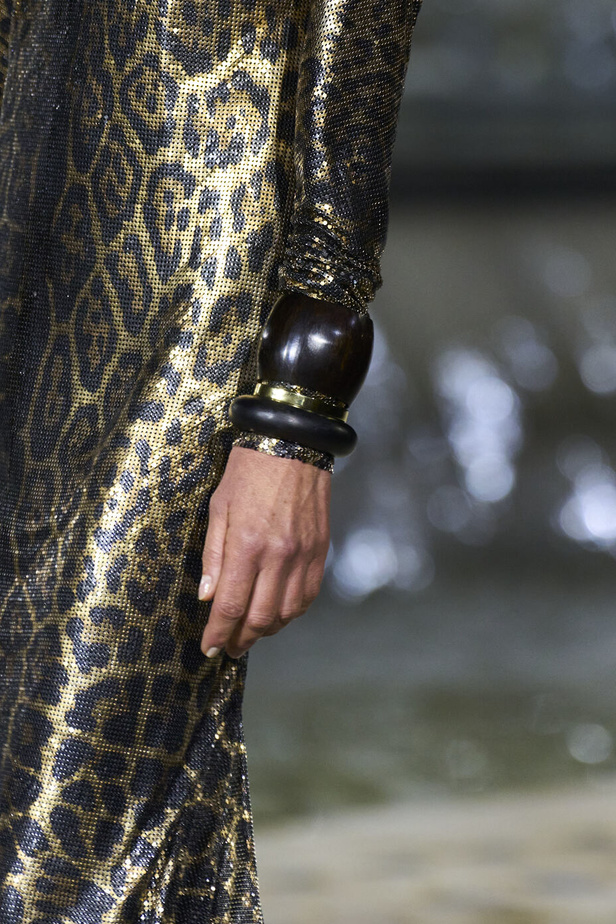 مجموعة Saint Laurent لربيع وصيف 2023.. أناقة الثمانينيات بقصات فاخرة