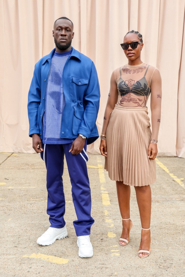 مجموعة Burberry لربيع 2023 أناقة صيفية بلمسة بريطانية 