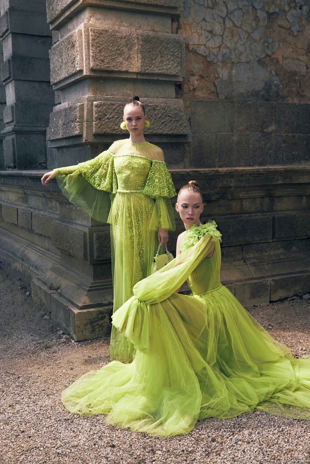 مجموعة Tony Ward لربيع 2023 انفجار ألوان استثنائية 