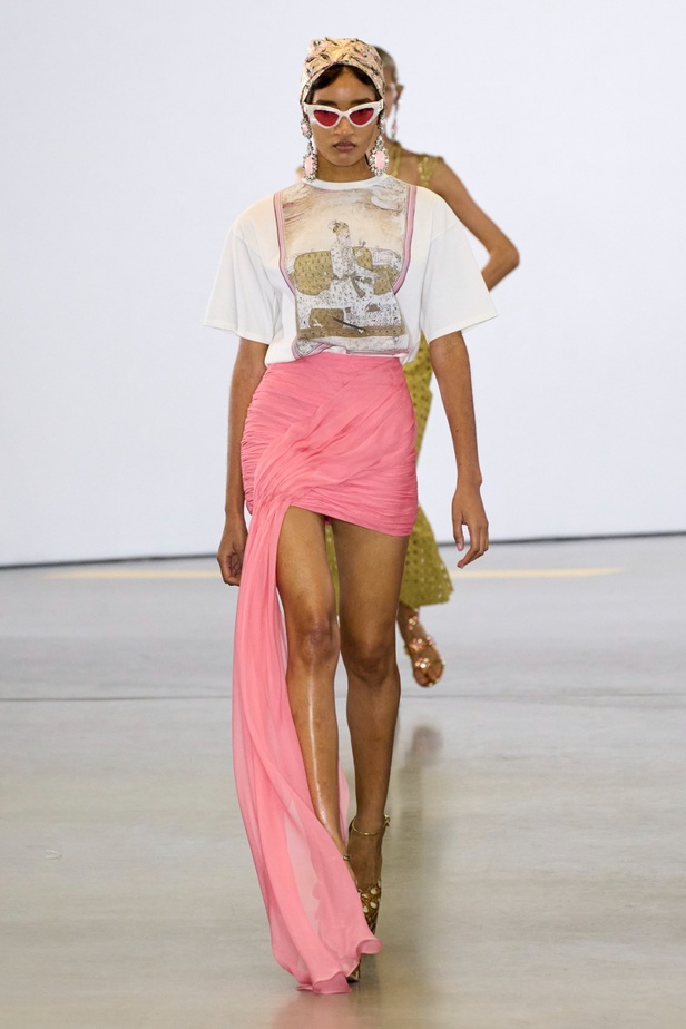 مجموعة Giambattista Valli لربيع 2023 تأخذنا لقضاء عطلة في الهند 