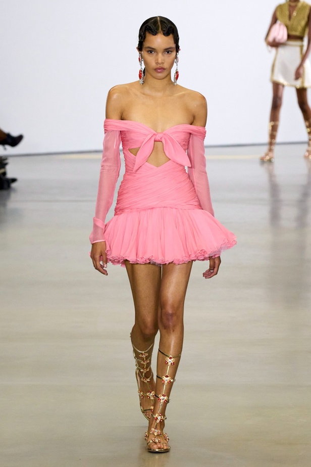 مجموعة Giambattista Valli لربيع 2023 تأخذنا لقضاء عطلة في الهند 