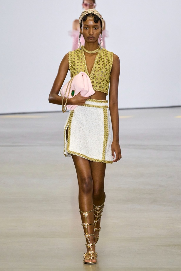 مجموعة Giambattista Valli لربيع 2023 تأخذنا لقضاء عطلة في الهند 