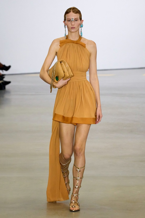 مجموعة Giambattista Valli لربيع 2023 تأخذنا لقضاء عطلة في الهند 