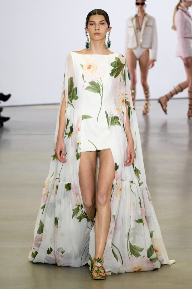 مجموعة Giambattista Valli لربيع 2023 تأخذنا لقضاء عطلة في الهند 