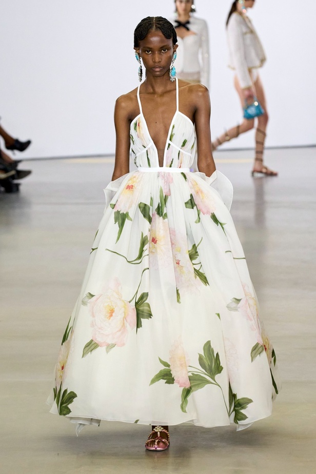 مجموعة Giambattista Valli لربيع 2023 تأخذنا لقضاء عطلة في الهند 
