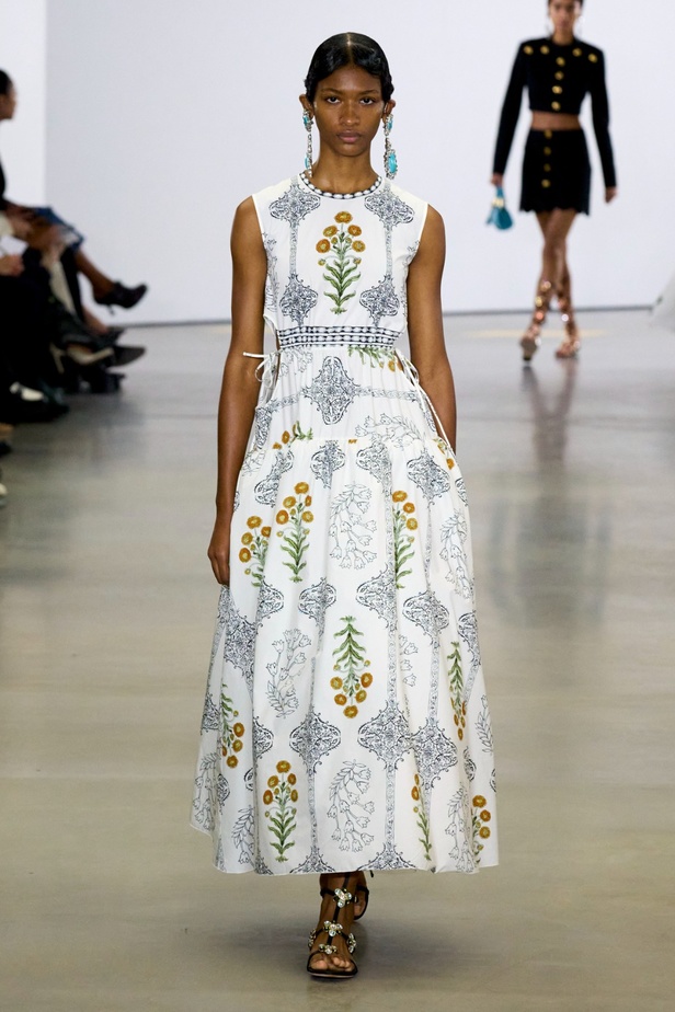 مجموعة Giambattista Valli لربيع 2023 تأخذنا لقضاء عطلة في الهند 