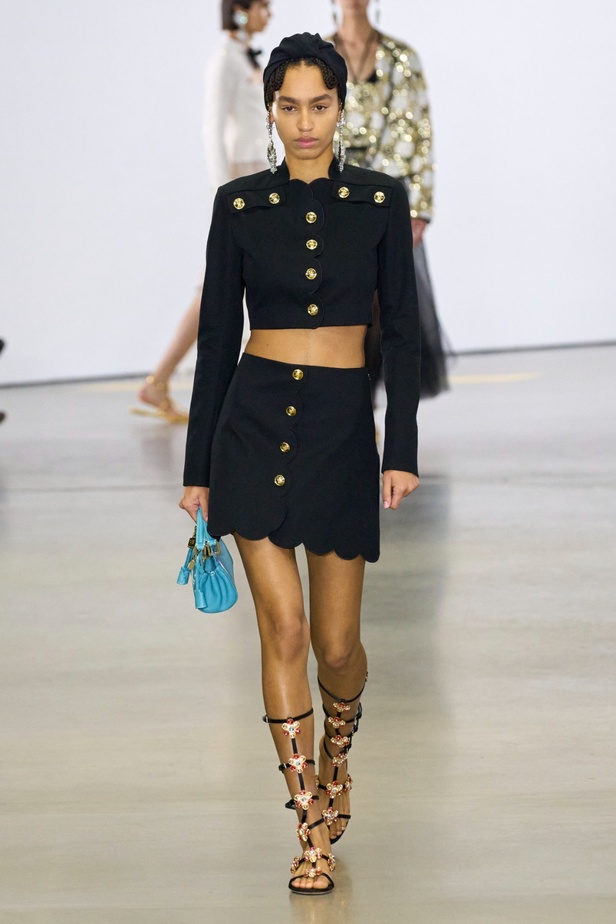 مجموعة Giambattista Valli لربيع 2023 تأخذنا لقضاء عطلة في الهند 